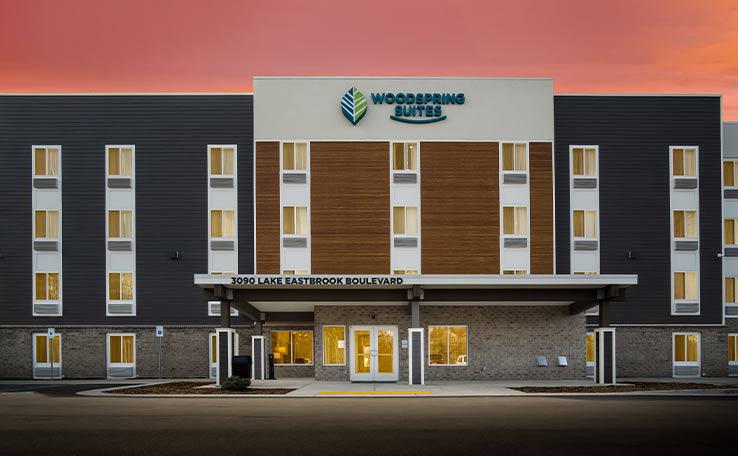 Extended Stay Hotel in Grand Rapids - WOODSPRING SUITES KENTWOOD EXTENDED STAY HOTEL EXTERIOR DUSK 1 738X456~800