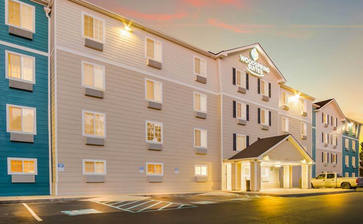 WOODSPRING SUITES NCHARLESTON EXTENDED STAY HOTEL EXTERIOR DUSK 4 738X456~800