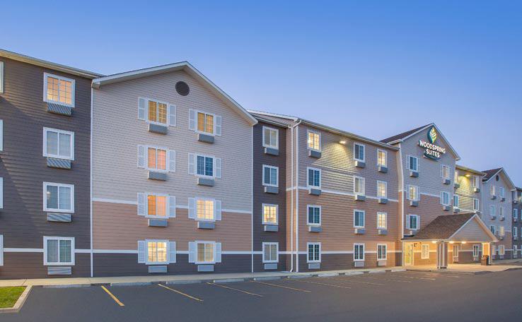 WOODSPRING SUITES SIOUXFALLS EXTENDED STAY HOTEL EXTERIOR DUSK 1 738X456~800