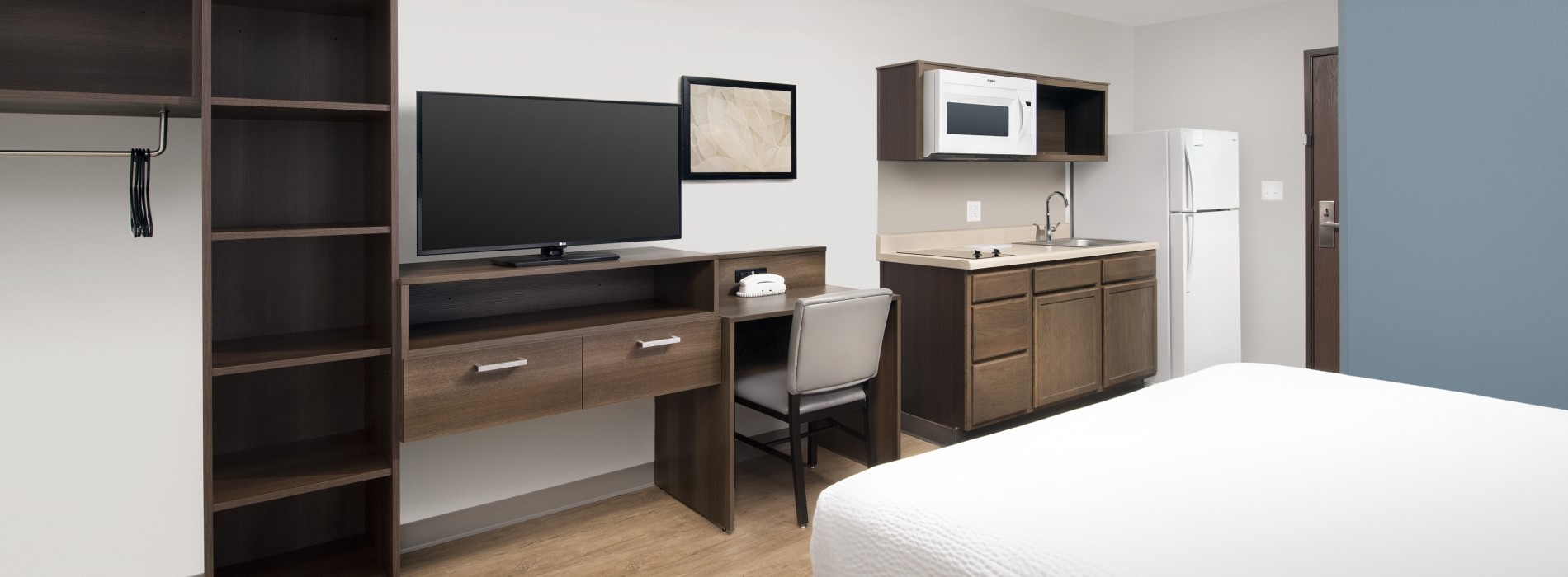 SAY HELLO TO WOODSPRING SUITES®